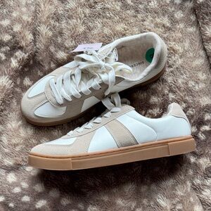 NWT Sincerely Jules Stylish White and Tan Sneakers size 8